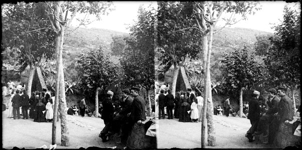 Diverses persones als volts de l'església de la Mare de Déu del Coll en la segona Pasqua