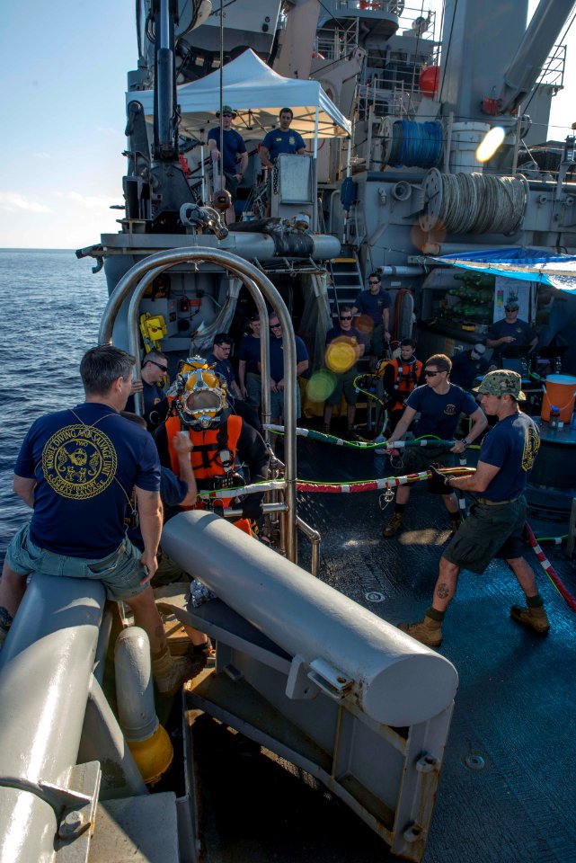 Divers conduct dive training 140211-N-BJ254-036