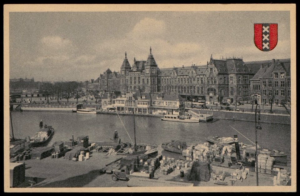 Diverse beurtschepen in het Open Havenfront met achter het NZH koffiehuis het Centraal Station, Stationsplein, Afb PBKD00224000003
