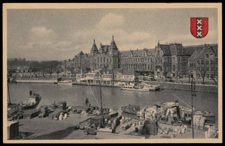 Diverse beurtschepen in het Open Havenfront met achter het NZH koffiehuis het Centraal Station, Stationsplein, Afb PBKD00224000003