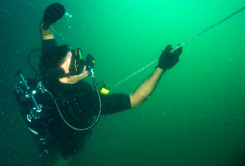 Divers train in Key West 140219-N-BJ254-058