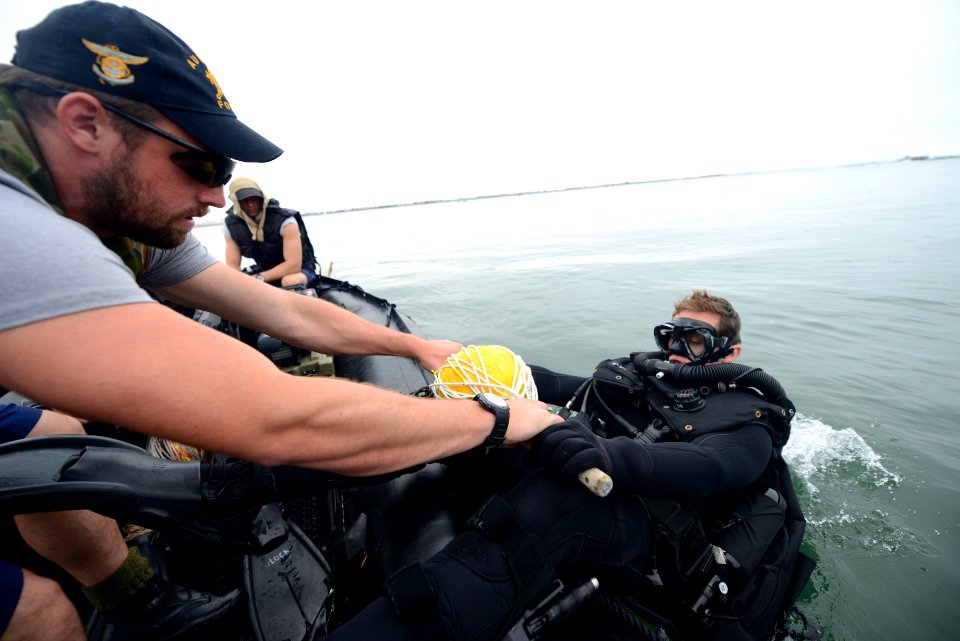 Diving operations, RIMPAC 2014 140712-N-FN215-073