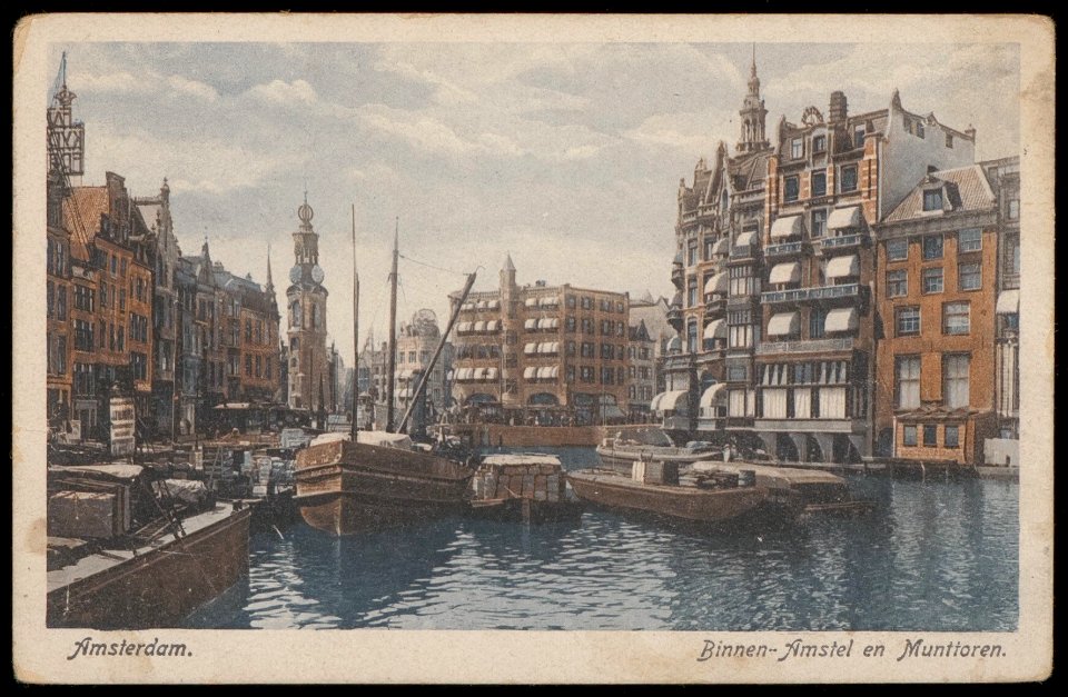 Diverse schepen op de Binnen Amstel met v.l.n.r. de Amstel, Muntplein met Munttoren, het Rokin en de achterzijde van de Nieuwe Doelenstraat, Afb PBKD00244000026