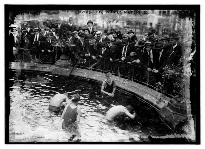 Diving for pennies, Madison Sq. LCCN2014702817