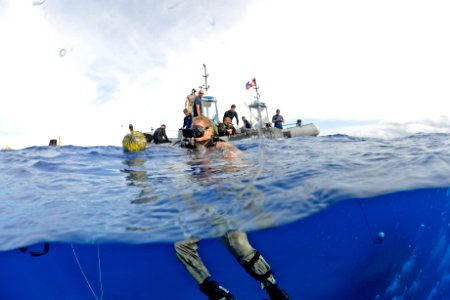 Diving operations, RIMPAC 2014 140709-N-TM257-038