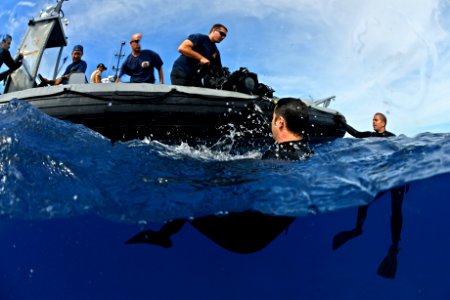 Diving operations, RIMPAC 2014 140709-N-TM257-107