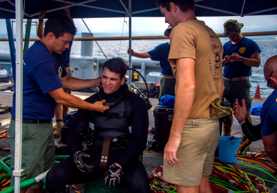 Diving operations, RIMPAC 2014 140722-N-CN059-004