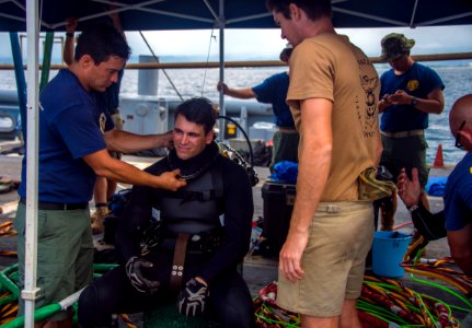 Diving operations, RIMPAC 2014 140722-N-CN059-004