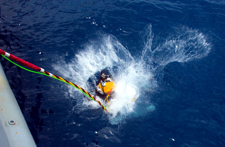 Diving operations, RIMPAC 2014 140722-N-CN059-060