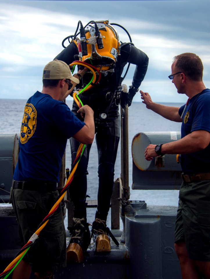 Diving operations, RIMPAC 2014 140722-N-CN059-085