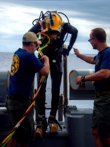 Diving operations, RIMPAC 2014 140722-N-CN059-085