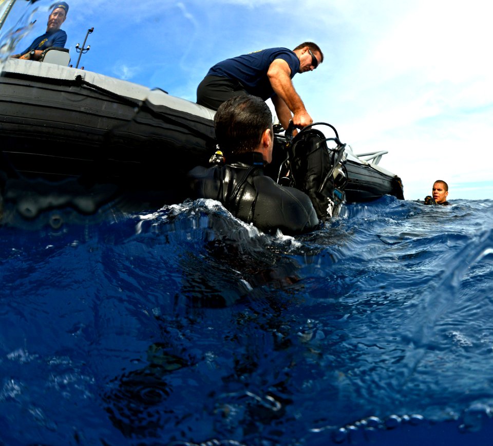 Diving operations, RIMPAC 2014 140709-N-TM257-105