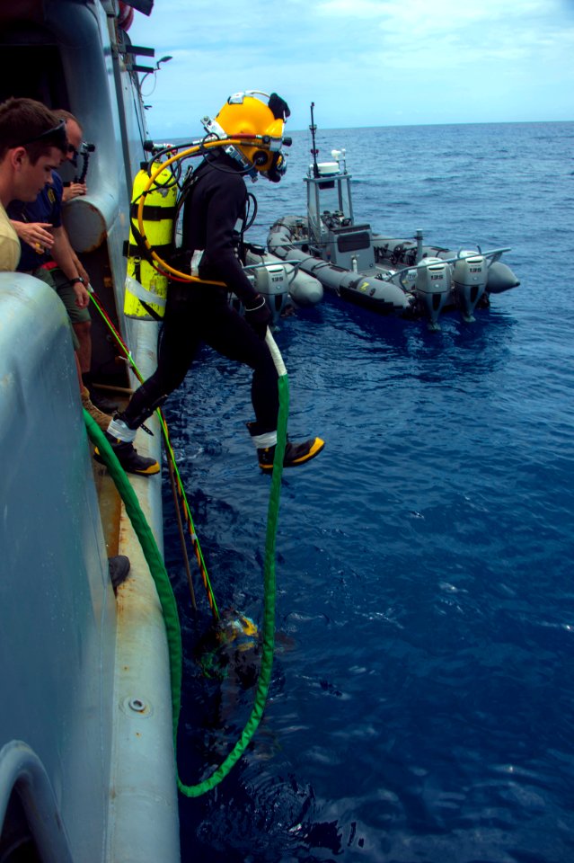 Diving operations, RIMPAC 2014 140722-N-CN059-067
