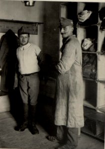 Divisions-Sanitätsanstalt Tarvis. Auskleideraum mit Monturdepot. (BildID 15470728)