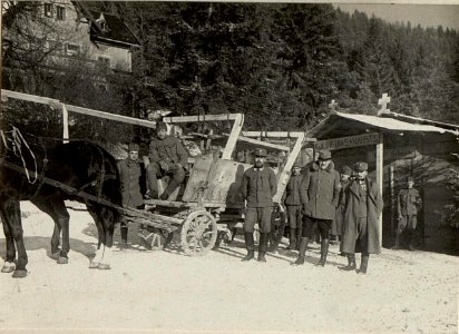Divisions-Sanitätsanstalt Tarvis. Landesübliche Fuhrwerke, die zum Transport dreier liegender Verwundeter umgebaut wurden (BildID 15470721)