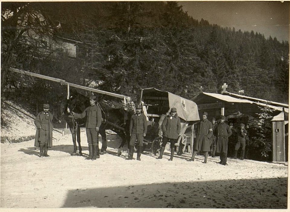 Divisions-Sanitätsanstalt Tarvis. Umbau landesüblicher Fuhren zum Transport liegender Kranker. (BildID 15470693)
