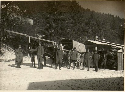 Divisions-Sanitätsanstalt Tarvis. Umbau landesüblicher Fuhren zum Transport liegender Kranker. (BildID 15470693)