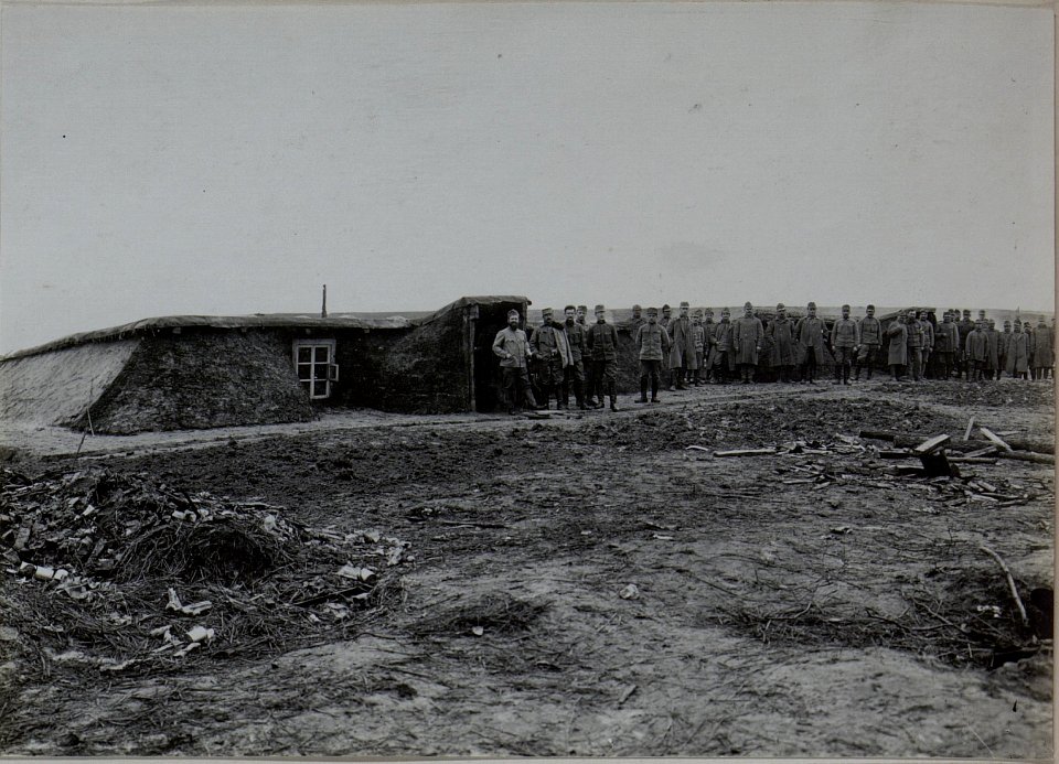 Divisionssanitätsanstalt Nummer 24 in Erdunterkünften bei Palzca, aufgenommen am 2. Jänner 1916 (BildID 15455884)