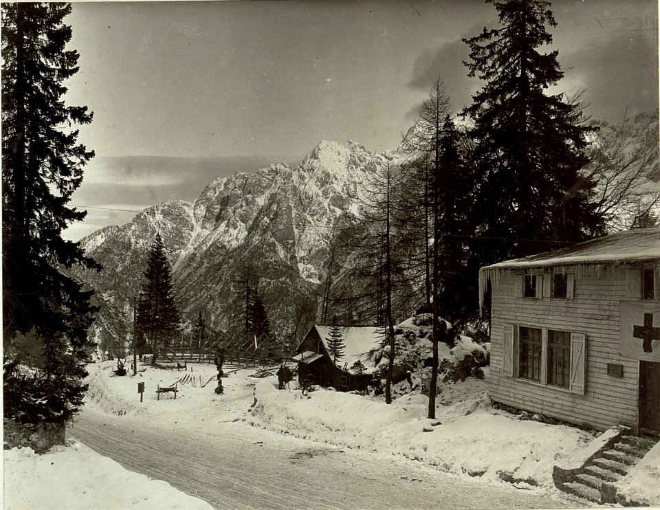 Divisionssanitätsanstalt und Telephonhütte auf der Strasse bei der Vosshütte, Blick gegen Nordost auf Rigliva (BildID 15464474)