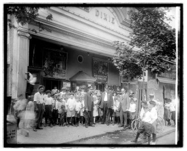 Dixie Theater crowd LCCN2016852145