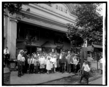 Dixie Theater crowd LCCN2016852144