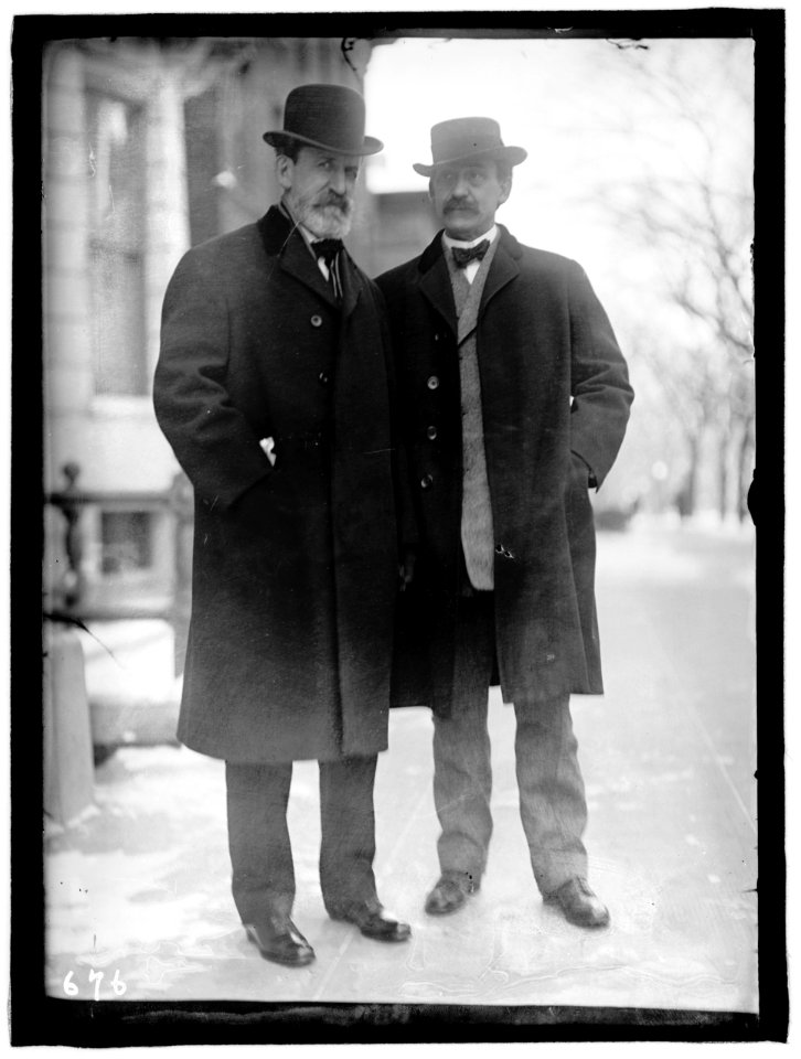 DIXON, LINCOLN. REP. FROM INDIANA, 1905-1919. RIGHT, WITH SENATOR KERN LCCN2016863509