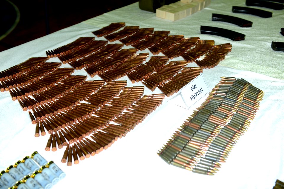 Diyarbakır’da gerçekleştirilen bir operasyonda PKK’ya ait cephanelik bulundu 5