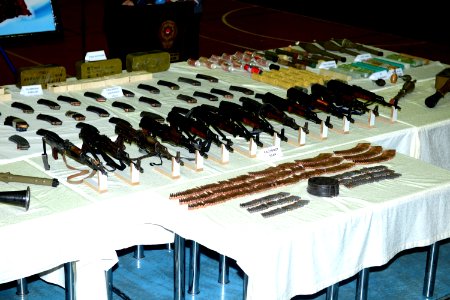 Diyarbakır’da gerçekleştirilen bir operasyonda PKK’ya ait cephanelik bulundu 6