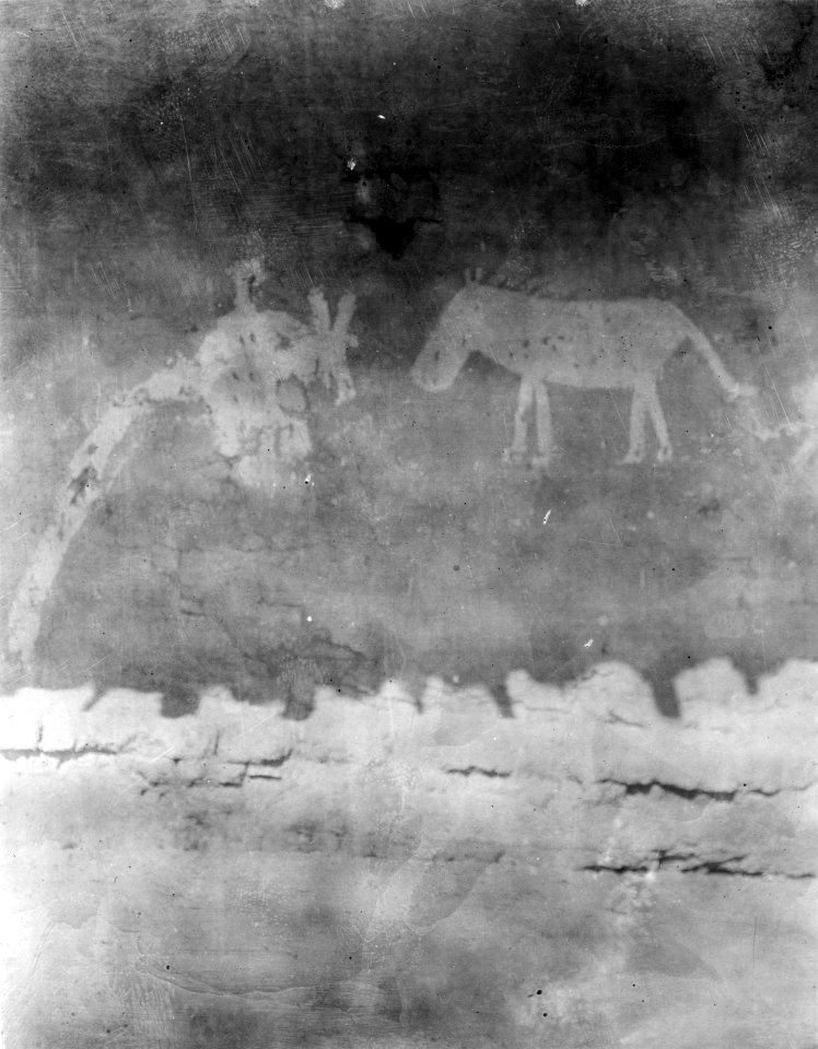 Djurfigurer, därav en häst, tecknade på väggen på en indianhydda - SMVK - 005665