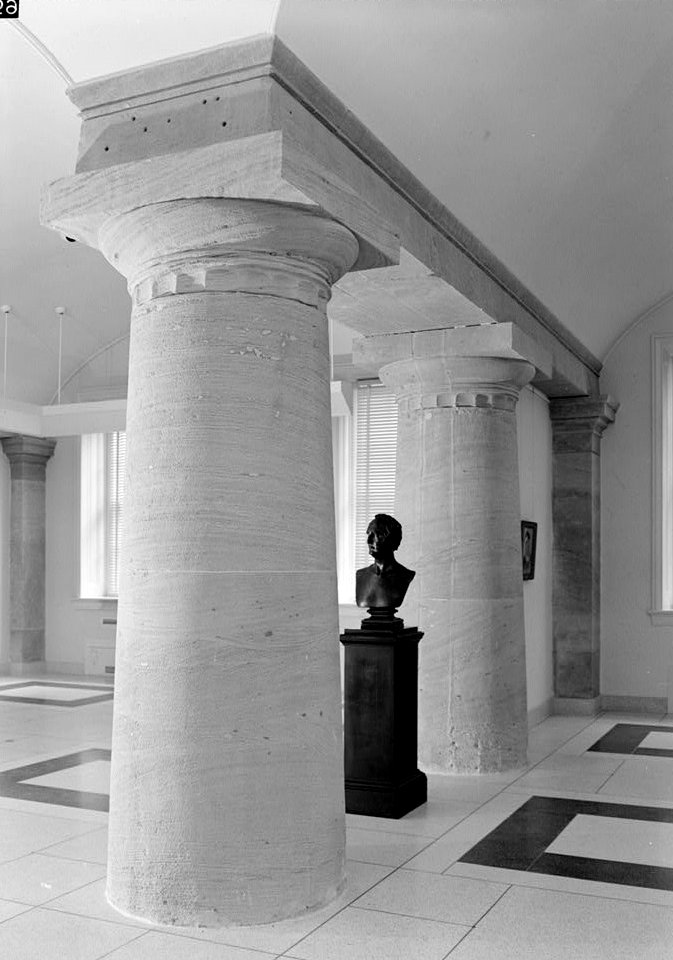 18. INTERIOR, SANDSTONE GALLERY, DETAIL OF COLUMNS