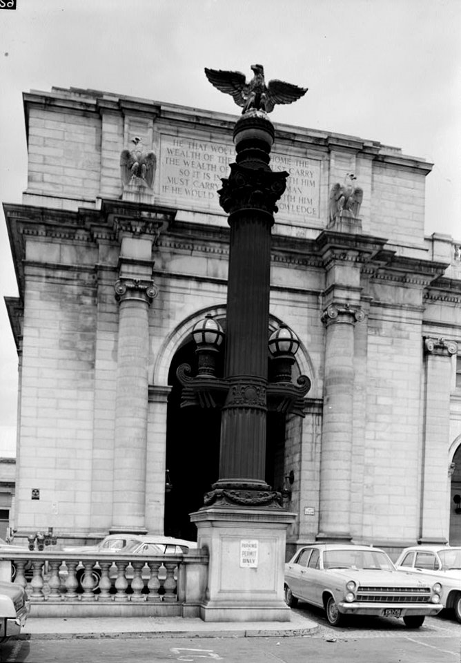 18. DETAIL, LIGHT STANDARD WITH EAGLE, SOUTH FRONT, WEST WING - Union Station 030027pv