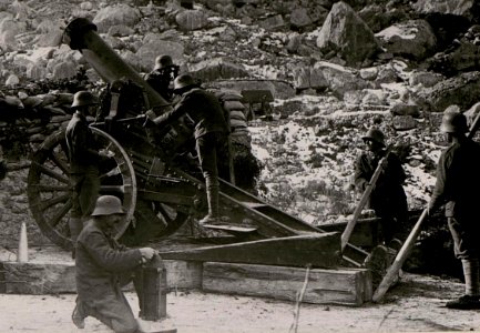 18 cm Belagerungskanone M80 Batterie Feuerstellung Costa Stenda auf der Zugna Torta (BildID 15731310) (cropped)
