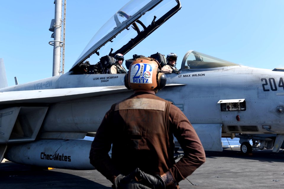 180509-N-EA818-0341 (41111905215)