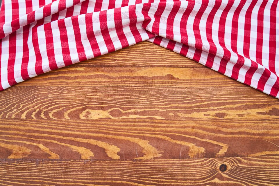 Red detail brown table