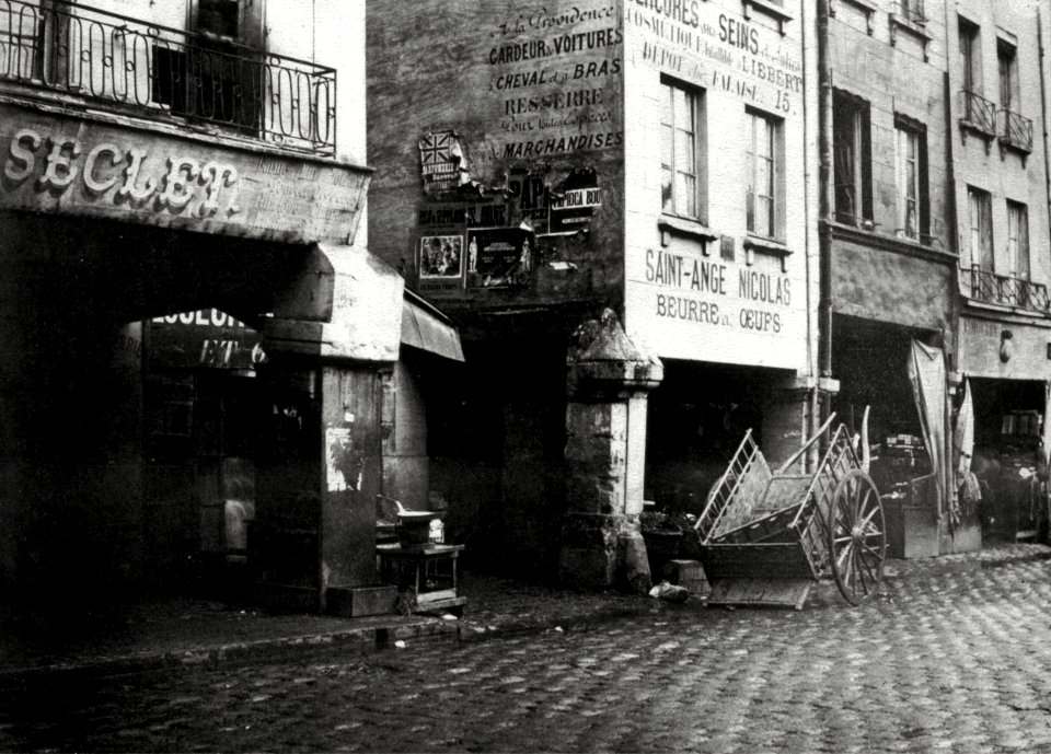 Les Piliers des Halles, rue de la Tonnellerie