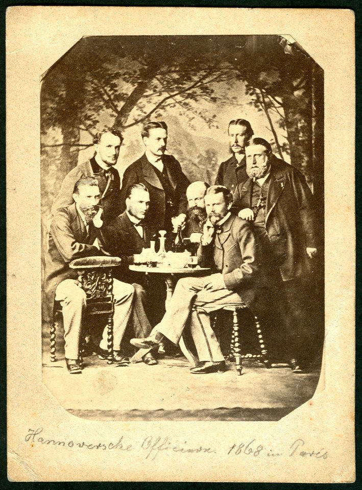 1868 Atelier in Paris, Hannoversche Offiziere Welfenlegion Guelphic Legion rund um Mobiliar vor gemaltem Hintergrund Berglandschaft