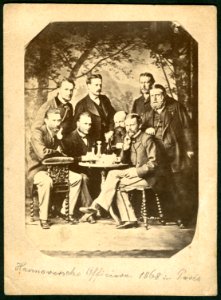 1868 Atelier in Paris, Hannoversche Offiziere Welfenlegion Guelphic Legion rund um Mobiliar vor gemaltem Hintergrund Berglandschaft