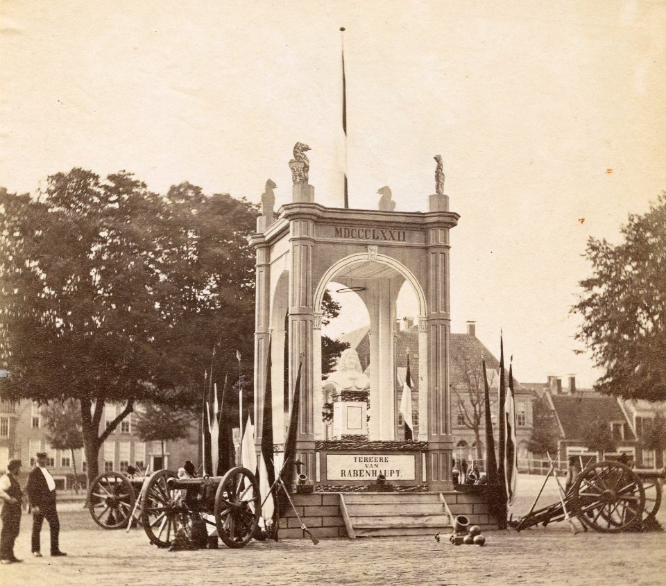 1872 Rabenhaupt-monument ter herinnering aan 200 jaar Gronings Ontzet - 02