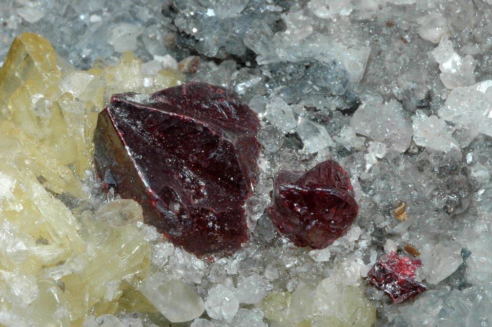 Cinabre maclé et quartz sur dolomite.(Chine)