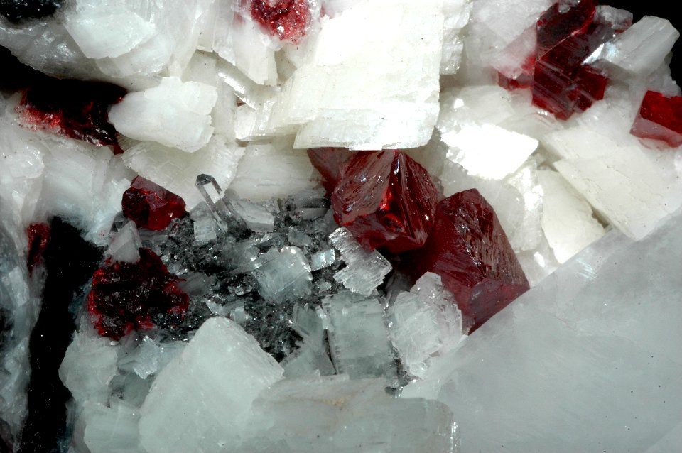 Cinabre et quartz sur dolomite.(Chine)