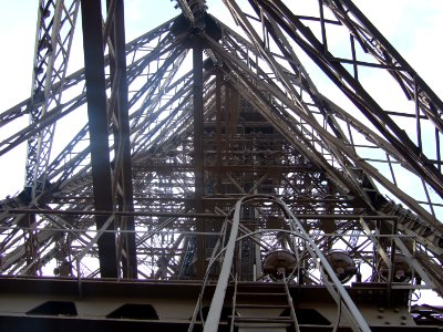 Eiffelturm Blick von zweiter Plattform zur Spitze