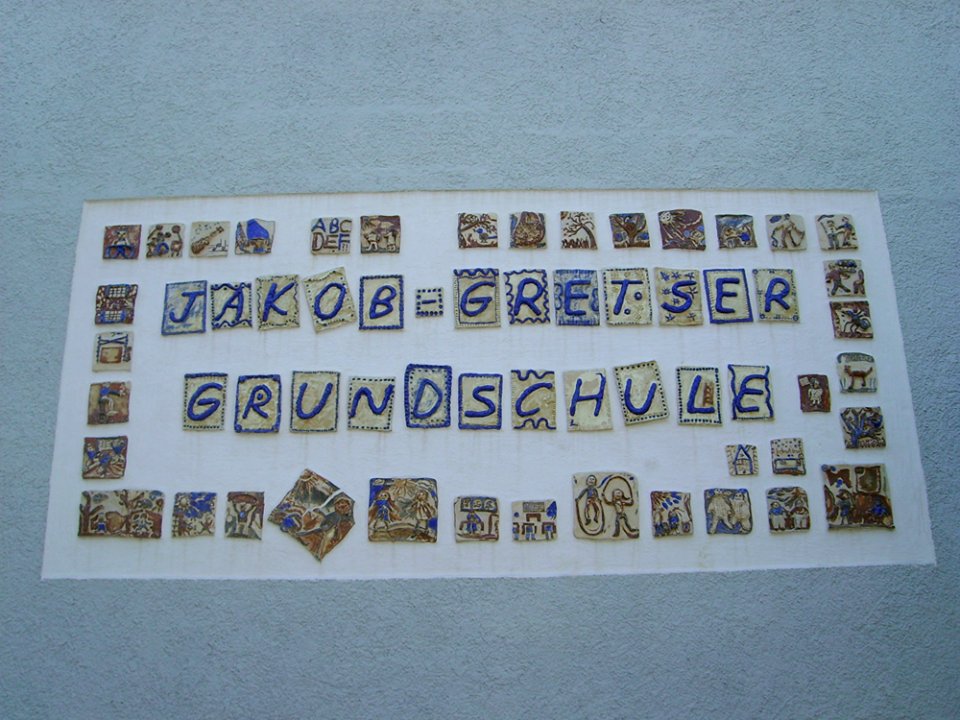 Eingangsschild der Grundschule