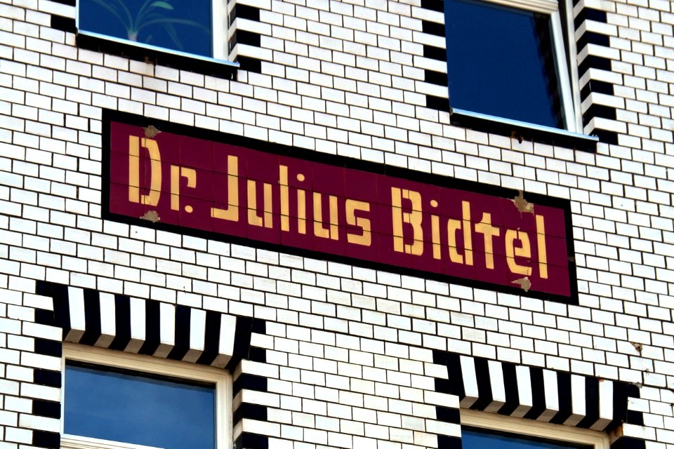 Ein Detail der Fabrikfassade
