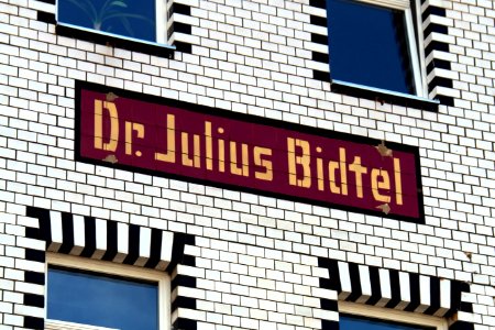 Ein Detail der Fabrikfassade