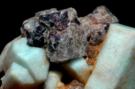Fluorine violette sur amazonite.(USA)