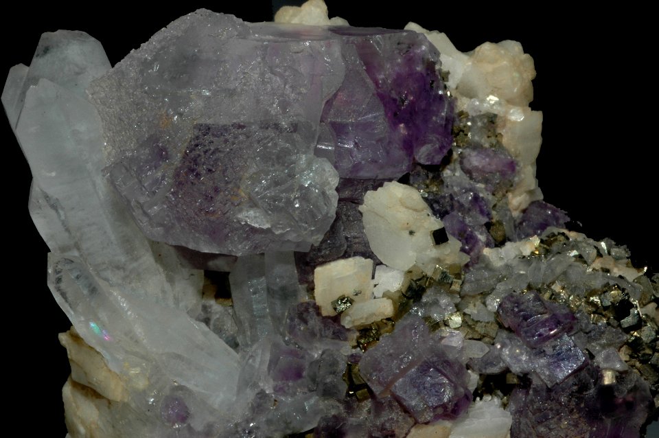Fluorine violette, quartz, pyrite, barytine (Chine)