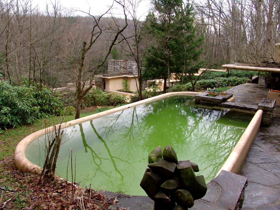 Frank Lloyd Wright - Fallingwater exterior 15