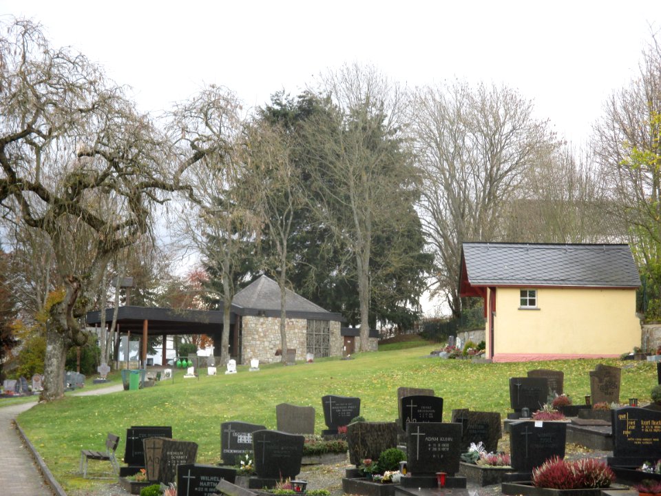 Friedhof Haintchen im Taunus - Alte und neue Trauerhalle