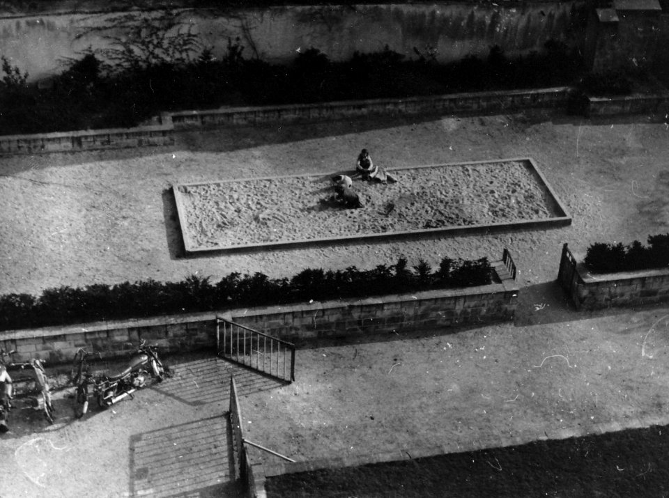 Garden between the hôtel d'Aumont and the Cité Internationale des Arts, Paris 1981 002