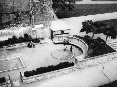 Garden between the hôtel d'Aumont and the Cité Internationale des Arts, Paris 1981 001 photo